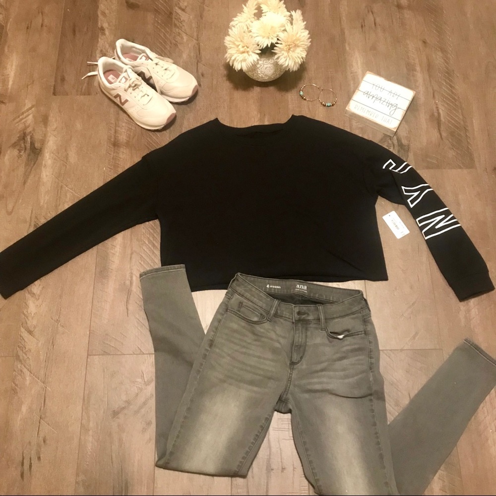 Flirtitude crop top sweat shirt NYC. Size lg. NWT